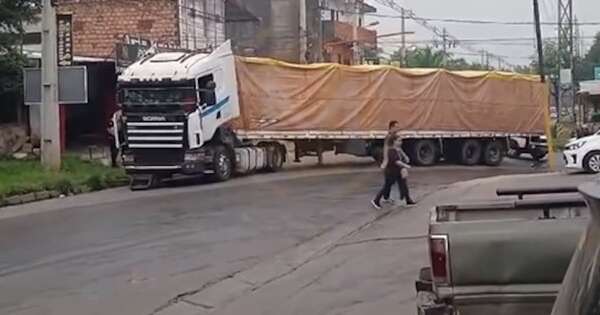 Diario HOY | Camión descompuesto obstaculizó el tránsito durante horas sobre Avelino Martínez
