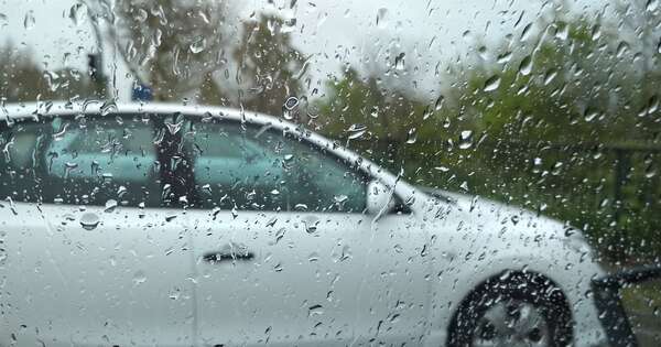 La Nación / Trucos caseros para evitar que la lluvia empañe los cristales del auto
