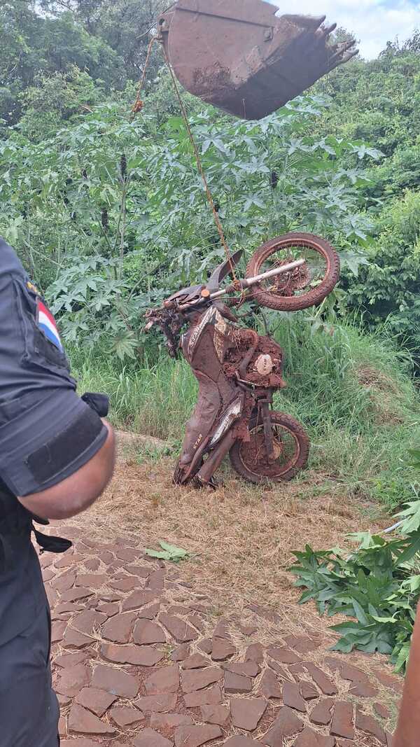 Motocicleta enterrada es hallada en Obligado