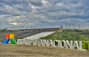 Economista revela que sobrefacturación de pupitres en Itaipú fue de 540%