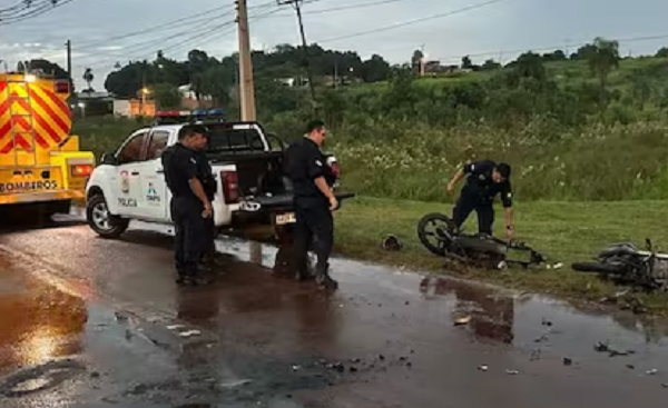 Choque entre dos motos y posterior incendio deja un muerto y un herido - Noticiero Paraguay