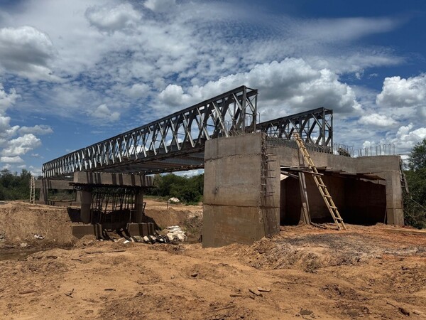 Avanza etapa final de construcción de puente metálico sobre río Tebicuary - 1000 Noticias