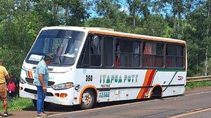 Ómnibus pierde la rueda en pleno viaje y no vuelca de milagro en Itapúa