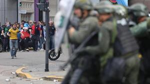 La policía argentina carga contra manifestantes en la marcha de los jubilados