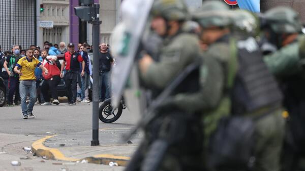 La policía argentina carga contra manifestantes en la marcha de los jubilados