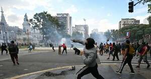 La Nación / Hinchas del fútbol argentino se unen a jubilados en tensa protesta en Argentina