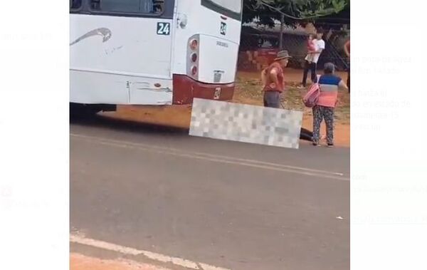 (VIDEO). Mujer queda inconsciente tras caer de un colectivo