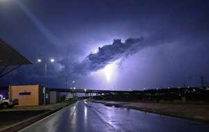 Los 12 departamentos bajo alerta de lluvias y tormentas eléctricas esta noche - Clima - ABC Color