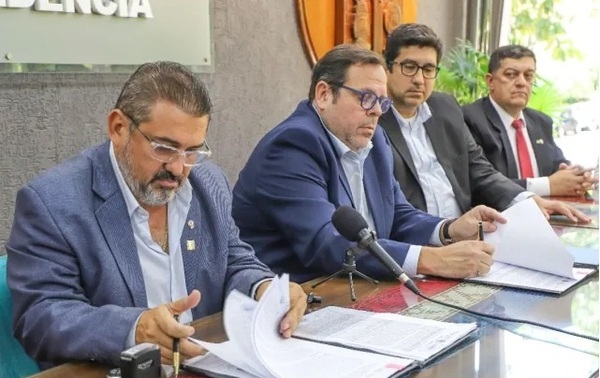 Dinac y municipalidad de Encarnación formalizan gestiones para cesión de aeropuerto