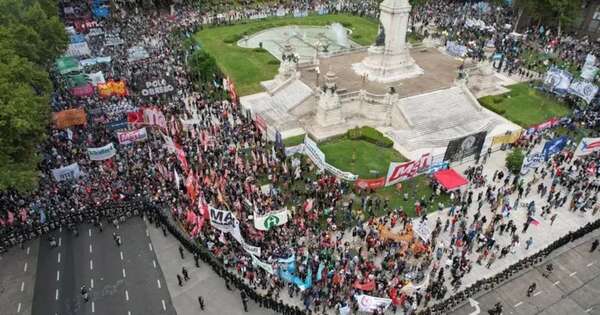 Diario HOY | Hinchas del fútbol argentino se unen a jubilados en tensa protesta en Argentina