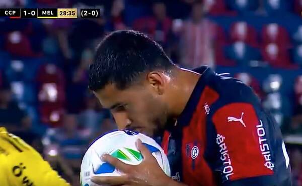 Ni besando la pelota: Cecilio Domínguez volvió a desperdiciar un tiro penal y la gente lo silbó