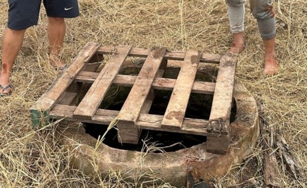 Niña cae en un pozo sin tapa y es rescatada por vecinos