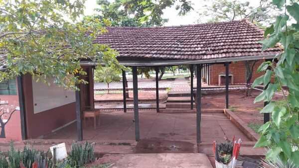 Padres inhabilitan pabellón de una escuela por peligro de derrumbe en Arroyito