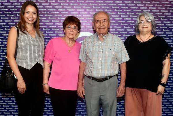 Coomecipar homenajea a mujeres con serenata - Empresariales - ABC Color