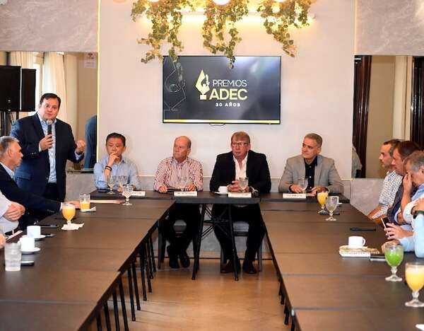 Premios ADEC reúne a líderes por sus 30 años - Empresariales - ABC Color