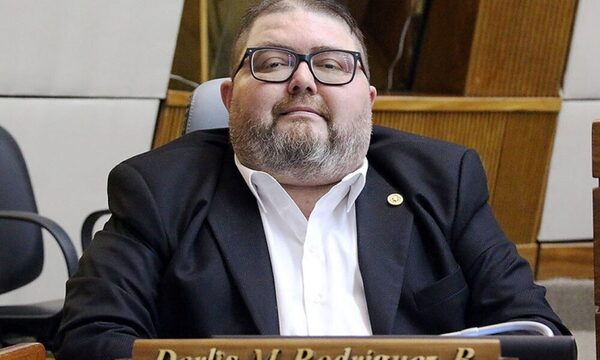 Diputado propone reelección indefinida de intendentes