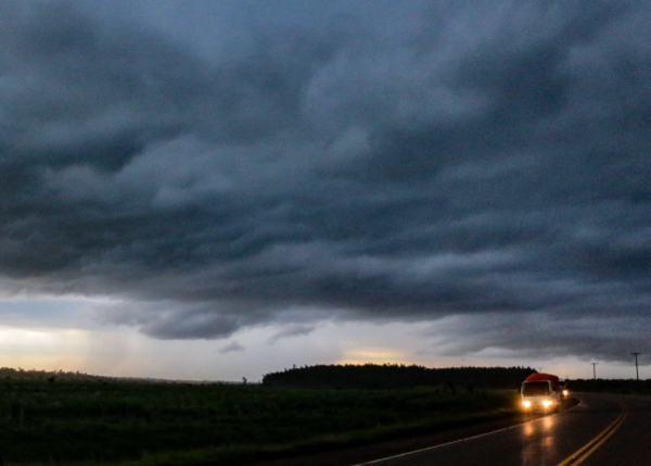 Jueves con lluvias dispersas y vientos del sur en gran parte del país