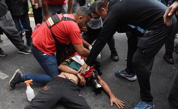 Periodista es herido de gravedad por una granada de gas lacrimógeno en las protestas en Argentina