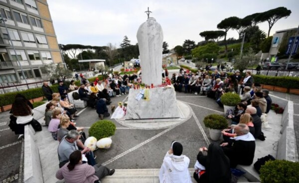 El papa Francisco sigue recuperándose: su salud permanece “estable”