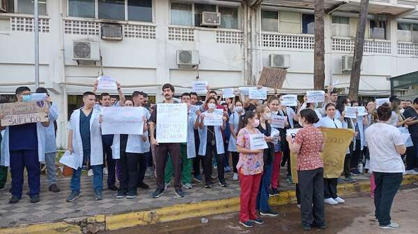 Médicos residentes del IPS protestan en el Hospital Central - Nacionales - ABC Color