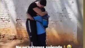 Volvió de España y sorprendió a su hijo en el colegio