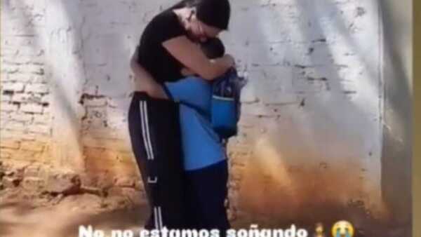 Volvió de España y sorprendió a su hijo en el colegio