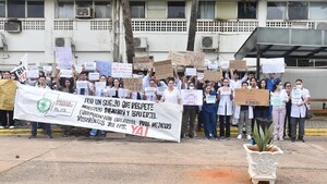 Médicos residentes de IPS exigen un mejor salario: "El último reajuste fue en el 2011"
