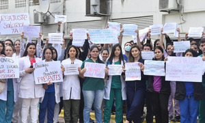 Médicos residentes de IPS reclaman un reajuste salarial tras 13 años sin aumento - OviedoPress