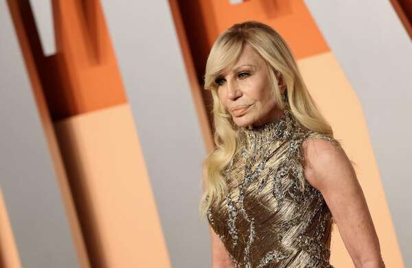 Donatella deja la dirección creativa de la firma Versace - Gente - ABC Color