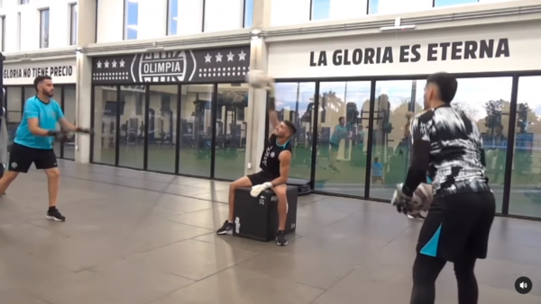 Versus / ¡A toda máquina! Gastón Olveira muestra su tremenda rutina de recuperación