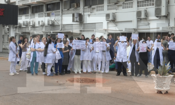 Médicos residentes del IPS se manifiestan en reclamo de mejoras laborales