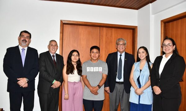 Autoridades de la UNE despiden y reciben a estudiantes