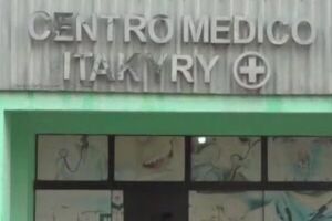 Falta de ambulancia en Itakyry: comunicador llevó a joven accidentada al hospital - SNT