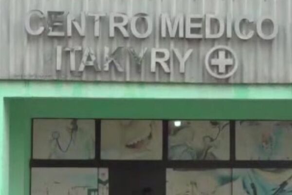 Falta de ambulancia en Itakyry: comunicador llevó a joven accidentada al hospital - SNT