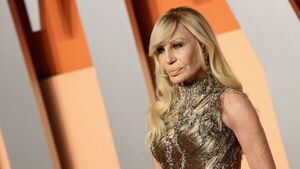 Donatella Versace deja la dirección artística de la icónica casa de moda italiana
