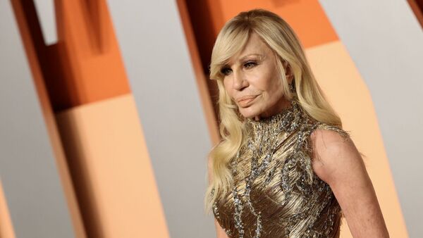 Donatella Versace deja la dirección artística de la icónica casa de moda italiana