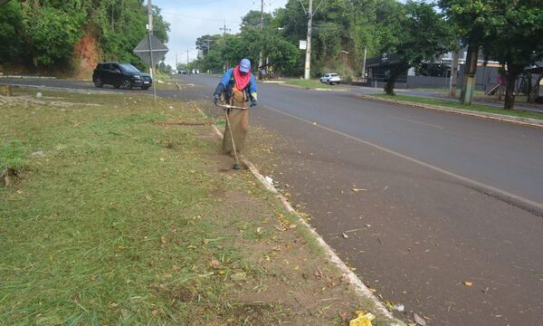 Municipalidad intensifica limpieza sobre Ruta Py 07 y la Plaza Independencia