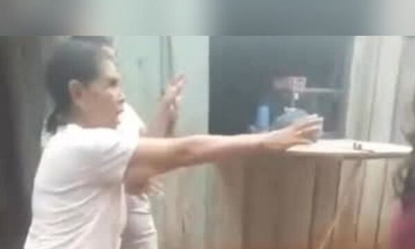 (VIDEO)¡Mujeres se atacaron a varillazos en medio de discusión!