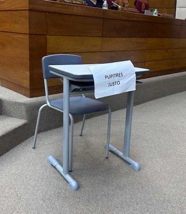“Pupitres chinos durarán un año y se tirarán”, asegura profesional - Portal Digital Cáritas Universidad Católica