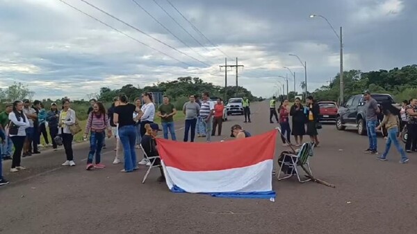 Cierran ruta en reclamo de transporte escolar