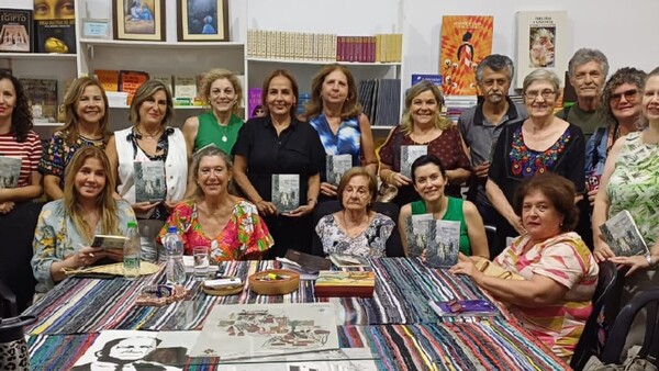 Con arte y moda se celebró a mujeres en Loma Tarumá