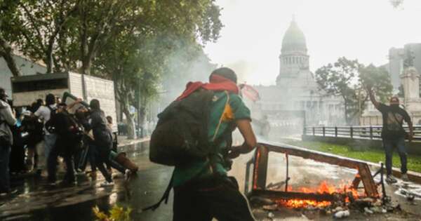 Diario HOY | Periodista en estado crítico por represión policial en protesta en Argentina