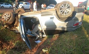 Camioneta vuelca tras rozar con un tractocamión en el km 21
