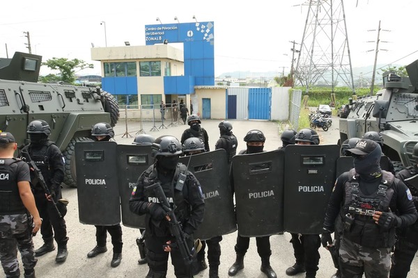 Al menos un muerto y dos heridos tras la detonación de un explosivo frente a la mayor cárcel de Ecuador - ADN Digital