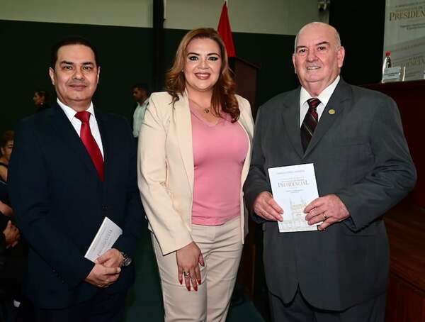 Presentan libro acerca del protocolo de la transmisión presidencial - Sociales - ABC Color