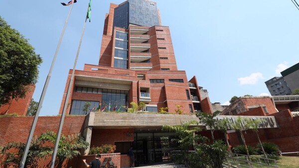 Funcionarios se benefician con el “autoaumentazo” de los senadores