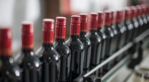Trump advierte con aranceles del 200% al vino y la champaña procedentes de Europa