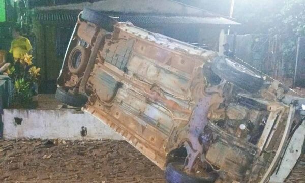 Hombre muere en vuelco de vehículo en el barrio Don Bosco