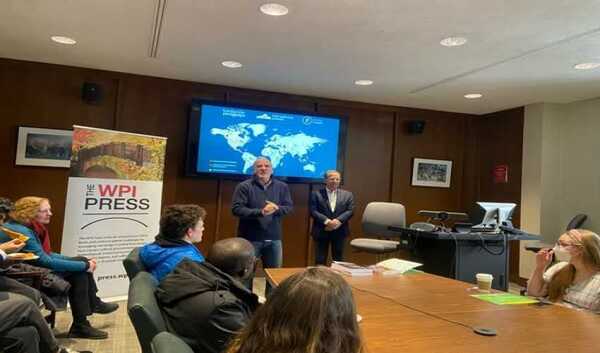 Martín Burt relanzó su libro en el Worcester Polytechnic Institute