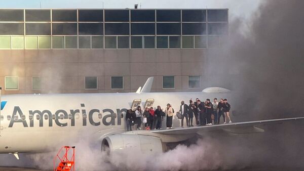 Video: Avión se incendia al aterrizar y más de 100 pasajeros son evacuados en EEUU